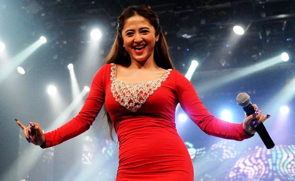 Dewi Persikk Kegirangan Jadi Penyambut Shahrukh Khan